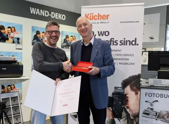 Kücher-Filialleiter Jochen Brunmaier und WKOÖ-Bezirksstellenobmann Klaus Schobesberger (re.).  | Foto: WKOÖ