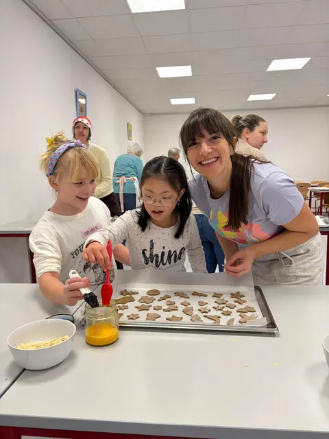 20 Stationen bieten den Kindern die Möglichkeit, ihre Kreativität auszuleben und sich backend, singend und Geschichten hörend der Vorweihnachtszeit zu erfreuen.  | Foto: VS Kremsmünster Markt
