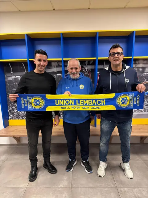 Amarildo Zela, ehemaliger Nationalspieler Albaniens (r.) trainiert ab sofort die Lembacher Kampfmannschaft. Sein Sohn Amadeo (l.) übernimmt die Reservemannschaft. Mitte: Robert Dietl, Unionobmann Lembach.  | Foto: Union Lembach