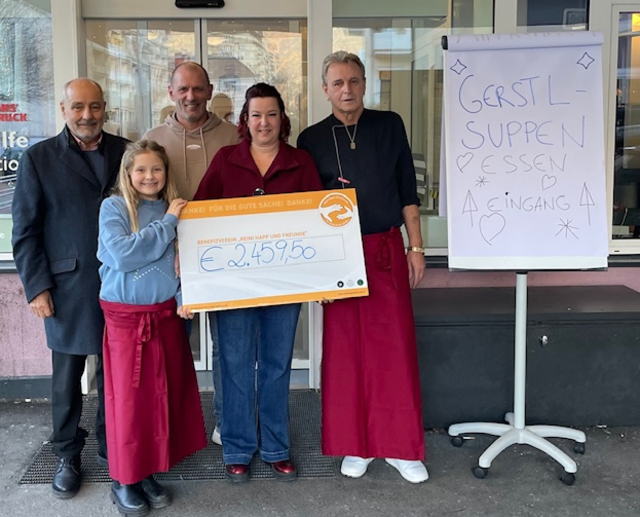 Bei der Veranstaltung konnte auch ein ordentlicher Spendencheck übergeben werden. | Foto: Reini Happ und Freunde