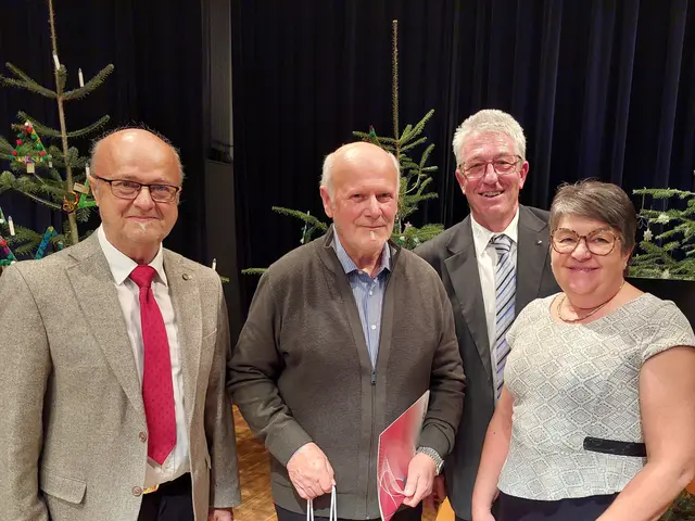 Rupert Gasselseder, Karl-Heinz Ellerböck, Manfred Fadl und Resi Kain bei der Weihnachtsfeier. | Foto: PV Alkoven
