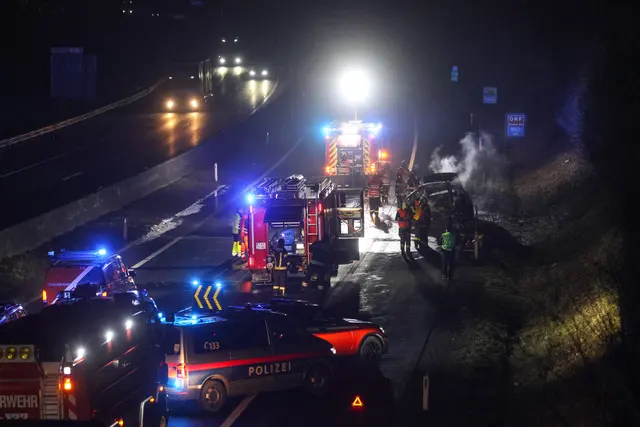 Fahrzeug auf der A8 Innkreisautobahn im Gemeindegebiet von Pichl bei Wels auf dem Pannenstreifen in Fahrtrichtung Passau komplett ausgebrannt. | Foto: laumat.at
