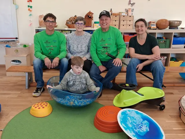 Michi Kurz, Sonderpädagogin Renate Berger, Radlwolf und Schulassistenz Theresia Guggenberger. Im Vordergrund: Der unterstützte Schüler Noah.(v.l.) | Foto: Radlwolf