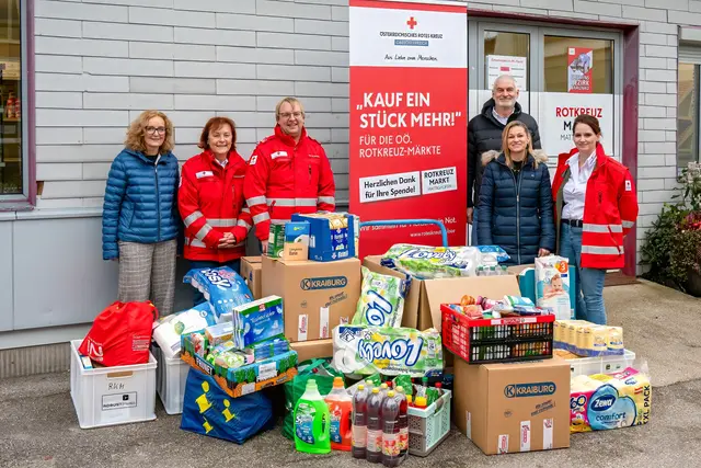 Mitarbeiter von Kraiburg und des Roten Kreuzes mit den zahlreichen Waren für Menschen in Not im Bezirk Braunau. | Foto: RK/LV OÖ