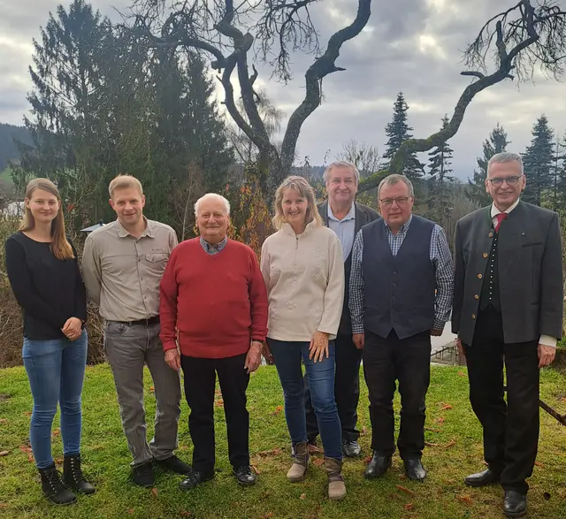 In großer Runde feierte Alois Pointner (3. v. l.) seinen 80er. Der Bürgermeister, die Pfarre, die Feuerwehr Eidenberg, der Kameradschaftsbund und die Senioren gratulierten den Jubilar sehr herzlich. Alois Pointner war über 40 Jahre Mitarbeiter am Bauhof in der Gemeinde Eidenberg. Die damals noch sehr strengen Winter bleiben ihm in Erinnerung . | Foto: Adi Hinterhölzl