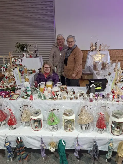 Insgesamt 23 Aussteller präsentierten ihre Werke und Produkte. Von kunstvoller Handarbeit über handgefertigten Schmuck bis hin zu regionalen Köstlichkeiten war für jeden Geschmack etwas dabei.  | Foto: Gemeinde Wernstein