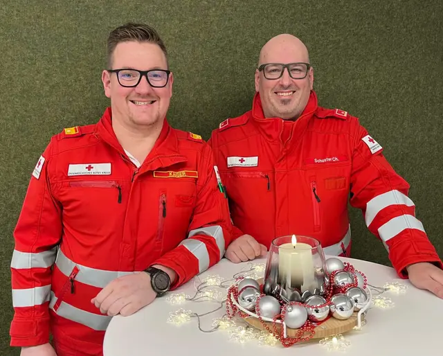Dominik Kaiser und Christian Schuster (v.l.) übernehmen den Weihnachtsdienst an der Ortsstelle Vöcklabruck. | Foto: OÖRK/Vöcklabruck