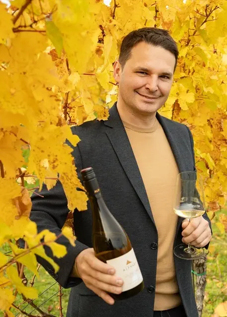 Florian Alphart im herbstlichen Weingarten. | Foto: zVg