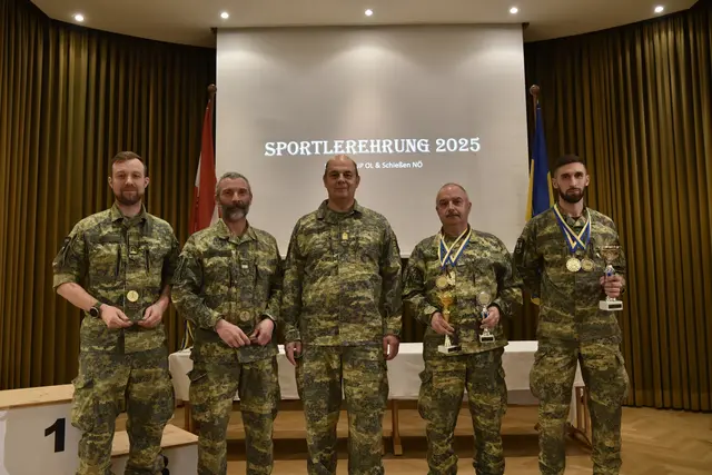 Major WALTER Lukas (3. Platz Schießen Altersklasse 30), Vizeleutnant PFEFFER Martin (1. Platz Schießen Altersgruppe 50), NÖ Militärkommandant Brigadier Georg Härtinger, Offiziersstellvertreter KANDLER Christian (2x 2. Platz beim Mannschaftsschießen), Zugführer HIEß Peter (2x 2. Platz beim Mannschaftsschießen) - Melk ( Birago Kaserne) | Foto: ÖSTERREICHISCHES BUNDESHEER - Militärkommando NÖ