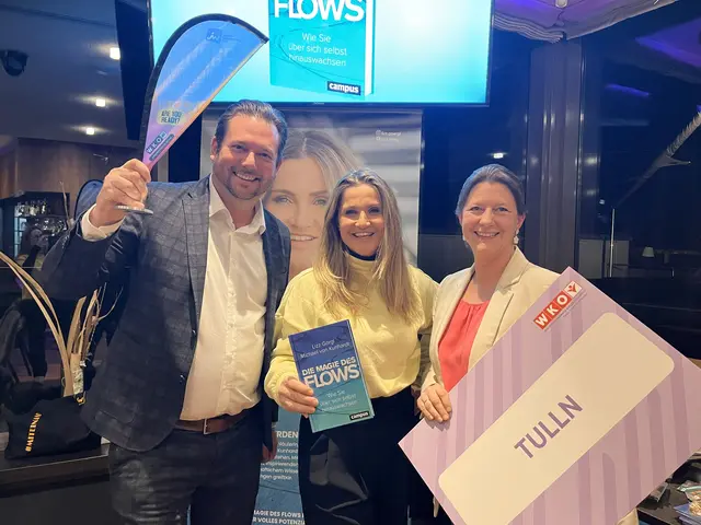 JW-Bezirksvorsitzender Michael Svoboda, Weltmeisterin Lizz Görgl und FIW-Bezirksvorsitzende Linda Fertl-Bläuel. | Foto: Claudia Raidl