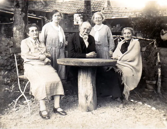 Bild von 1930: Der berühmteste Dimbacher Franz Xaver Müller mit seinen Schwestern Anna Müller (links) und Theresia Müller (rechts) sowie zwei enge Freundinnen der Familie (Schwestern Moshammer). | Foto: Nachlass Karl Haider