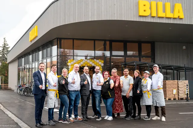 Vertriebsleiter Matteo Chlebecek (links), Marktmanager Martin Bamberger (4.v.l.), Vertriebsdirektor Hamed Mohseni (5.v.l), Frischemanagerin Sabine Denk (5.v.l.), Vertriebsmanagerin Claudia Häusler (3.v.l) und das Team aus St. Andrä-Wördern freuen sich über die Wiedereröffnung. | Foto: BILLA AG / Robert Harson