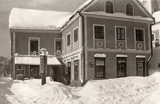 Das Kaufhaus Seyr 1940: Es stand am Kirchenplatz in Sarmingstein und wurde 1958 abgerissen.
 | Foto: Christian Seyr