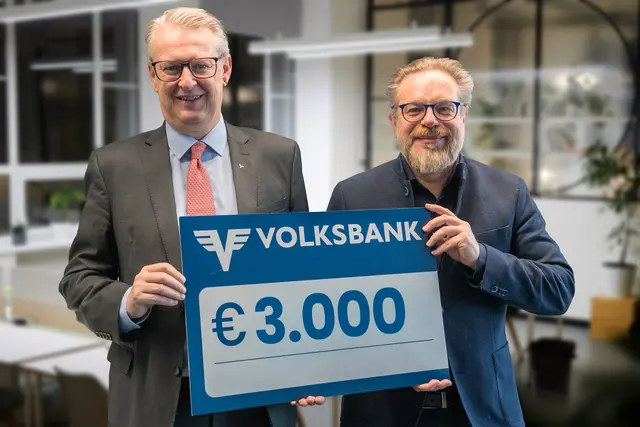 Der stellvertretende Volksbank OÖ-Vorstandsvorsitzende Andreas Pirkelbauer überreichte MeinBezirk OÖ-Geschäftsführer Thomas Reiter den symbolischen Spendenscheck bei einem vorweihnachtlichen Besuch im Medienhaus in Leonding. | Foto: MeinBezirk/Thomas Siegl