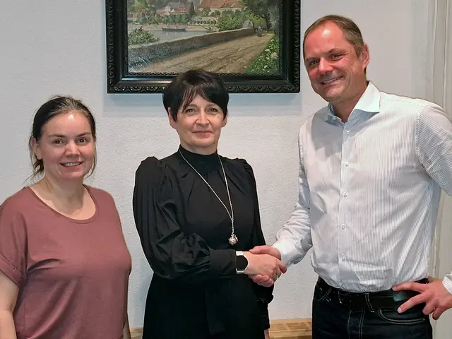 Die ausgeschiedene Greiner Stadträtin Fabiola Gattringer, die neue Stadträtin Petra Brunner, beide SP, mit Bürgermeister Rainer Barth, VP.  | Foto: Robert Zinterhof