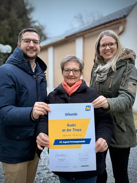 Bernhard Zotter, Margit Auer und Julia Muthsam (v.l.) mit der Urkunde | Foto: Stadtgemeinde Raabs