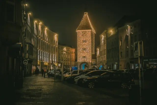 Der Ledererturm wird traditionell mit einem Netz aus LED-Lichtern geschmückt, die das Wahrzeichen des Stadtplatzes hell erleuchten. | Foto: Rene Hauser