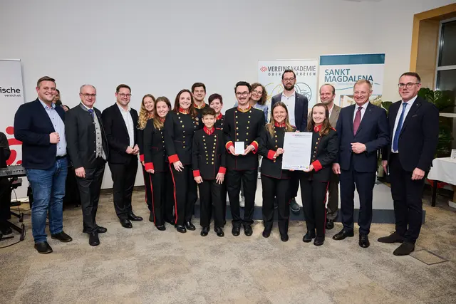 Die Auszeichnung würdigt das Engagement der Stadtkapelle Grieskirchen, sich für Jugendarbeit einzusetzen und ein innovatives Projekt umzusetzen. | Foto: Land OÖ/Peter Mayr