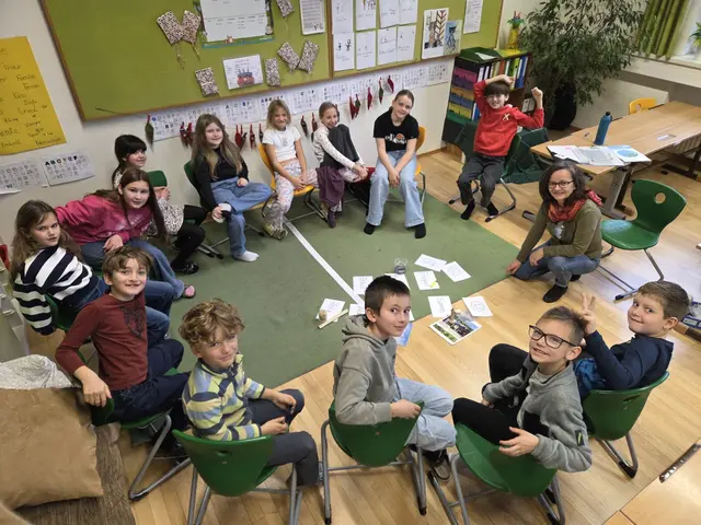 Gerlinde Ecker vom Klimabündnis zeigt den Schülerinnen verschiedene Energieträger – fossile und erneuerbare - und erklärt den Unterschied. | Foto: Christina Lienbacher