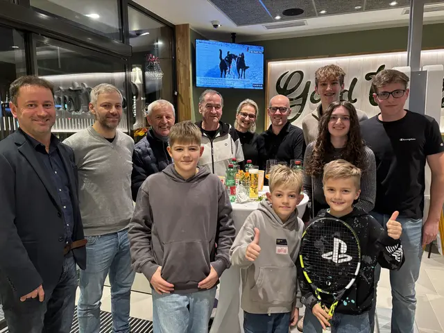 Martin Mittermayr, Stefan Wohlmuth, Walter Scheuringer, Josef Mittermayr, Claudia und Gerald Kaltenecker, Ben Stuhr, Julia Slaby und Michael Slaby, vorne: Jonathan und Leopold Wohlmuth und Samuel Kaltenecker. | Foto: Schwendinger, Mühlbacher/MeinBezirk