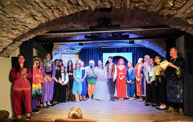 Regisseurin Nadine Kleinferchner (links im Bild) durfte sich nach intensiver Arbeit mit den Kids und ein paar Erwachsenen über die begeistert aufgenommene Premiere von „Aladin" freuen.