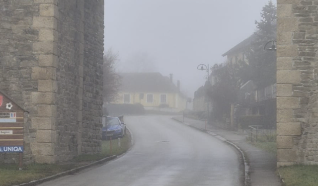 Die betroffene Ausweichroute führt über die Landstraße 42, unter einer Eisenbahnbrücke hindurch. | Foto: Markus Kahrer