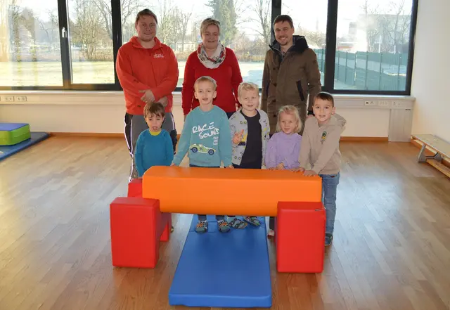 Wesco-Bewegungselemente für den neuen Bewegungsraum. im Bild v.l. Franz Edegger, Vertretger der Fa Elektro Nebel, Kindergartenleiterin Evelinde Jöbstl und Thomas Polz-Lari (Fa. Straschek Kogler)  | Foto: Kneippkindergarten Frauental