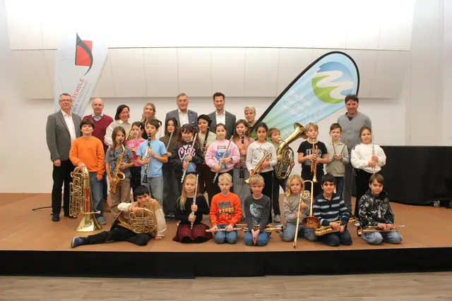 Hinten v.l.n.r.:
Dir. Norbert Suchy (Regionalmusikschule Strasshof )
Dir.Stv. Bernhard Winter (Regionalmusikschule Strasshof) Petra Berger (Klassenlehrerin – Volksschule Strasshof)
Direktorin Hannah Eichholzer (Volksschule Strasshof)
Bürgermeister Ludwig Deltl (Stadtgemeinde Strasshof an der Nordbahn)
Prok. Christoph Demmer, MA (Marchfelderbank Verantwortlicher für Bläserklassensponsoring)
Andrea Salesny (Bläserklassenverantwortliche Marchfelderbank Gänserndorf)
ML Hermann Vasik (Regionalmusikschule Strasshof )
Vorne: SchülerInnen der Bläserklasse Strasshof | Foto: Strasshof