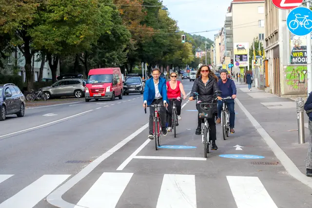 SPÖ-Stadträtin Ulli Sima und SPÖ-Bezirksvize Thomas Mader (r.) weihten den Radweg kürzlich ein.  | Foto: Stadt Wien/Christian Fürthner