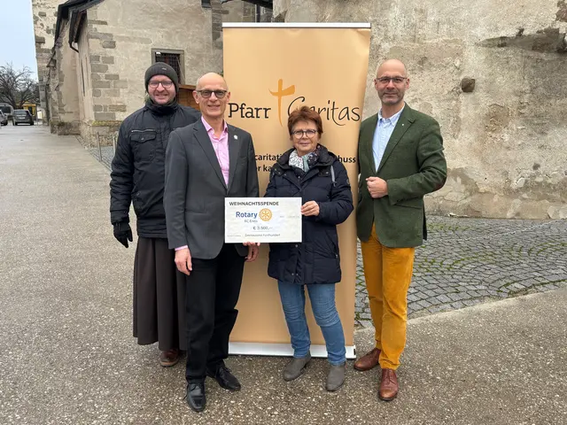 Spendenübergabe: Pater Czeslaw Sikora, RC-Präsident Gerald Hohenbichler, Obfrau Christine Steinbauer (Sozial-Caritativer Fachausschuss), RC-Schatzmeister Martin Schädle (v. li.).  | Foto: RC Enns