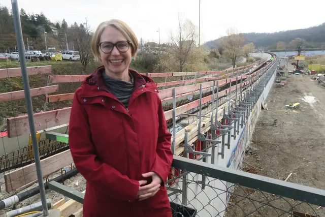 Penzings Bezirkschefin Michaela Schüchner (SPÖ) machte sich 2024 ein Bild von der Hochwassersituation im Bezirk und begrüßt die gesetzten Maßnahmen für besseren Schutz. | Foto: Patricia Hillinger/MeinBezirk