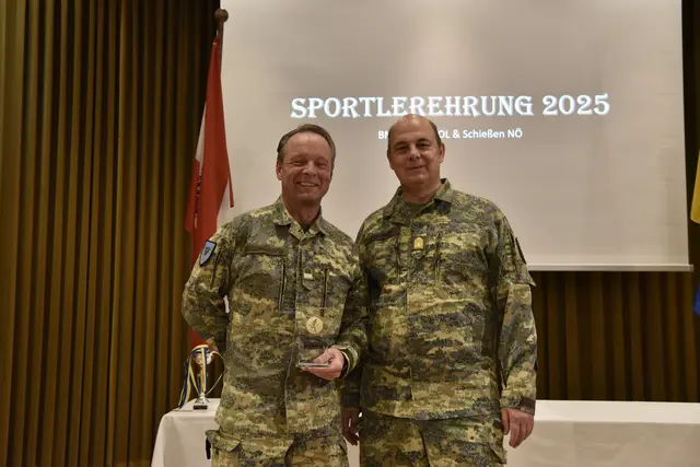 Vizeleutnant GRADISCHNIG-PÜSPÖK Alfred (2. Platz Orientierungslauf Altersklasse 55), NÖ Militärkommandant Brigadier Georg Härtinger - Bruck an der Leitha (Wallenstein Kaserne Götzendorf) | Foto: ÖSTERREICHISCHES BUNDESHEER - Militärkommando NÖ