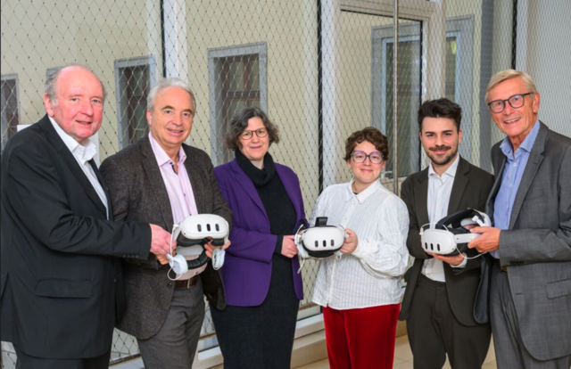 DenkForum-Projektleiter Alfred Fiedler, DenkStein-Obmann Bernhard Winkler, Vizerektorin Julia Purgina, Künstlerpaar Moreno-Gil/Escudero und Gerhard Hasenöhrl.  | Foto: foto-kerschi/Kerschbaummayr