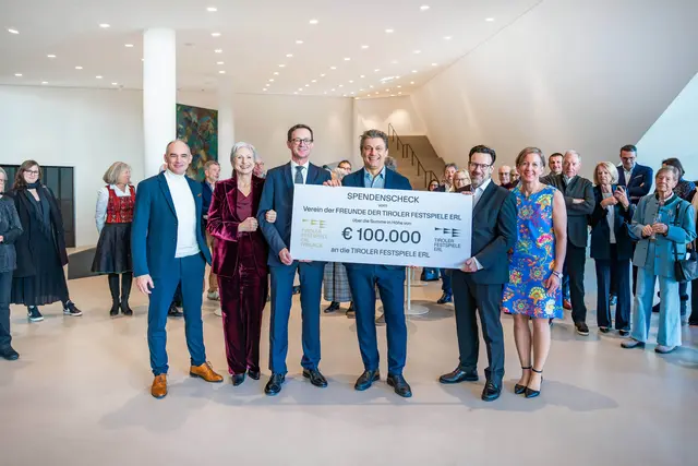 Scheckübergabe im Festspielhaus Erl: Marcus Küchle (Kassier Verein der Freunde), Tamara Wagner-Trenkwitz (Kassier-Stellverteterin Verein der Freunde), Thomas Lanner (Präsident Verein der Freunde), Jonas Kaufmann (Intendant), Andreas Leisner (Künstlerischer Betriebsdirektor, Geschäftsführer) und Anna Leisner (Schriftführerin Verein der Freunde) (v.l.). | Foto: Scheffold Media