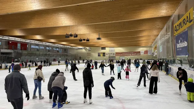 Das Eisstadion Hart bei Graz ist nicht nur beim Publikumseislauf gut gefüllt. | Foto: GDE Hart bei Graz