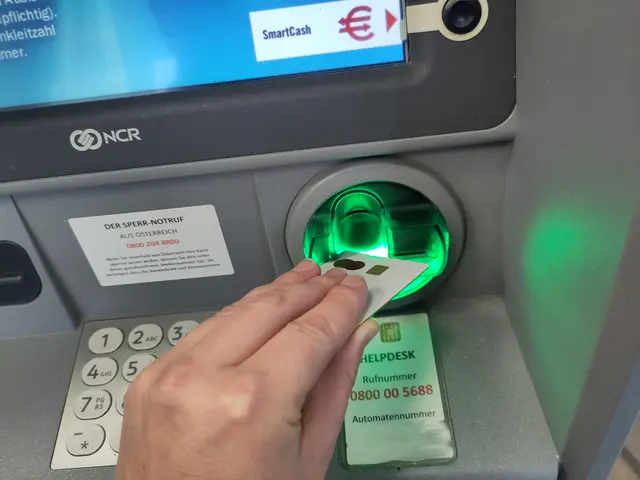 Ein Foto belegt, dass der Angeklagte mit einer Kreditkarte Geld behoben hat. Er gab zu diesem Zeitpunkt an, die Kreditkarte nicht zu besitzen. | Foto: Katharina Schrefl