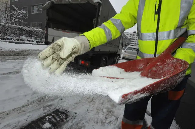 Der durchschnittliche Salzbedarf für einen Winter liegt – natürlich abhängig von der Witterung – zwischen 30.000 und 40.000 Tonnen.  | Foto: egubisch/smarterpix (Symbolfoto)