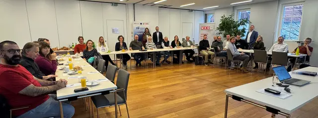 Bezirksstellenreferentin Romana Franzl (links stehend), Vortragender Walter Glanninger (2.v.l. stehend) und IT Security Experte Markus Aulenbach (1.v.r. stehend) mit den Teilnehmerinnen und Teilnehmer. | Foto: WKNÖ