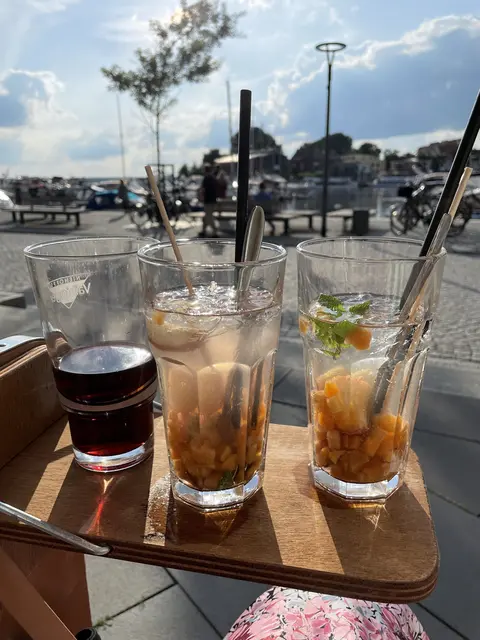 Ob mit oder ohne Alkohol: ein Getränk mit "Inhalt" wirkt interessant. Es eignet sich gerade Obst sehr gut.