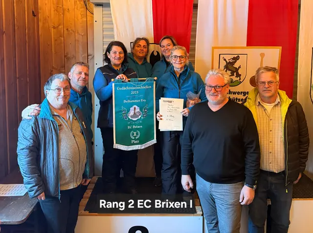 Geli Bachler, Katrin Straßer, Kerstin Hölzl und Moni Hehenberger mit den Offiziellen. | Foto: Michaela Schipflinger
