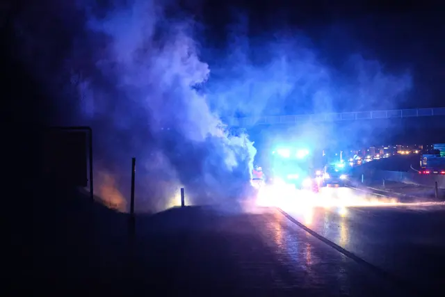 Fahrzeug auf der A8 Innkreisautobahn im Gemeindegebiet von Pichl bei Wels auf dem Pannenstreifen in Fahrtrichtung Passau komplett ausgebrannt. | Foto: laumat.at