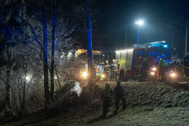 Einsatzkräfte kümmerten sich um den Verletzten und bargen im Anschluss den Unfallwagen. | Foto: Team Fotokerschi/Martin Scharinger