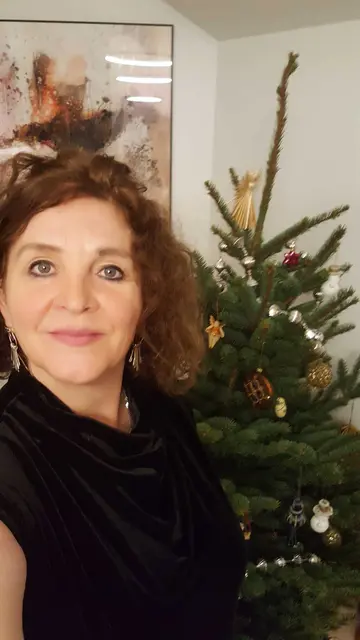 Irene Schauer-Larimian zeigt ihren Christbaum in Tallinn. Die Taufkirchnerin ist österreichische Konsulin in der Botschaft in der Hauptstadt Estlands. | Foto: Irene Schauer-Larimian