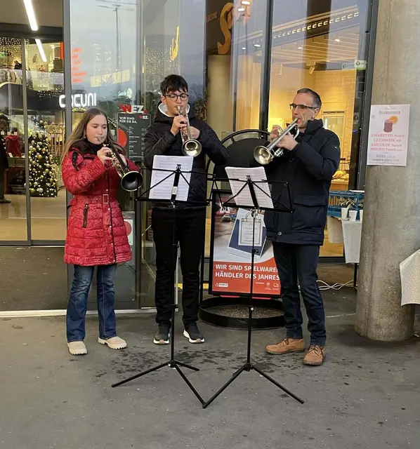 Das Bärnbacher Trompeten-Trio mit Direktor Wolfgang Jud vor dem WEZ | Foto: WEZ Bärnbach