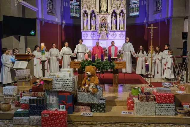 Bei der 25. Spendenaktion wurde wieder ausgiebig beschenkt. 280 Pakete wurden so an die Kirche übergeben.  | Foto: Michael Steidl