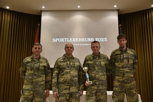 Vizeleutnant BÄUCHLER Bernd (1. Platz Mannschaftsorientierungslauf), NÖ Militärkommandant Brigadier Georg Härtinger, Vizeleutnant MAYERHOFER Thomas (1. Platz Mannschaftsorientierungslauf), Offiziersstellvertreter KOISER Michael (1. Platz Mannschaftsorientierungslauf) - Wiener Neustadt (Maximilian-Kaserne und Militärakademie) | Foto: ÖSTERREICHISCHES BUNDESHEER - Militärkommando NÖ