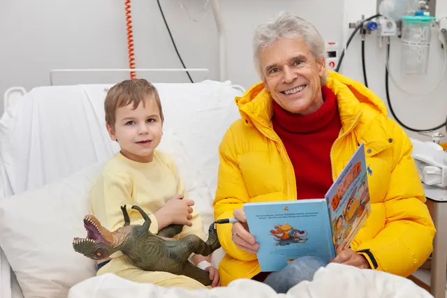 Thomas Brezina beim Besuch in der Kinderabteilung der Klinik Ottakring im Rahmen der Kinderfreunde-Weihnachtsbuchaktion.  | Foto: Philipp Tomsich/Kinderfreunde