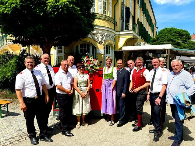  Am Sonntag fand der 53. Garser Kirtag mit einem würdigen Abschluss seinen Höhepunkt. Nach dem feierlichen Gottesdienst standen gleich zwei bedeutende Programmpunkte auf dem Platz: die Segnung der neuen Notstromaggregate der Marktgemeinde sowie die Verleihung der Einsatzmedaille Hochwasser 2024.
Mit dieser Auszeichnung ehrte die Gemeinde das herausragende Engagement zahlreicher Helferinnen und Helfer, die während der Hochwasserkatastrophe im Jahr 2024 mit ihrem Einsatz Leben gerettet, Sachwerte geschützt und unbürokratisch Hilfe geleistet haben. | Foto: Manuela Danzinger