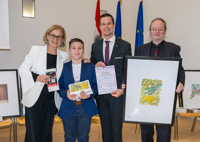 Dem Sieger in der Kategorie Sekundarstufe 1 Jan Leister (NÖMS Schönbach, 2.v.l.) gratulierten Landeshauptfrau Johanna Mikl-Leitner, Bildungsdirektor Karl Fritthum sowie Fachinspektor und Juryvorsitzender Andreas Gruber. | Foto: NLK Burchhart