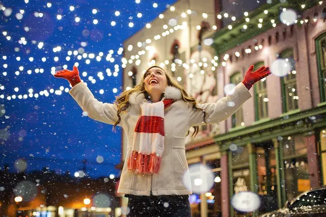 "Es wird scho glei dumpa" oder 'Werst mei Liacht ume sein': Wer kennt sie noch, die alten Lieder, die einst zur Weihnacht in warmen Stuben von der Familie im Kerzenschein gemeinsam gesungen wurden?  | Foto: pixabay